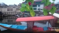 Shikara , perahu yang dilengkapi dengan sofa nyaman dan kelambu yang cantik
