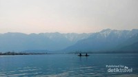 Danau Dal dijuluki sebagai Permata di Mahkota Kashmir atau dalam bahasa inggrisnya Jewel in the crown of Kashmir atau Srinagar Jewel