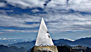 Naik ke Puncak Gunung Tertinggi di Indocina dalam 20 Menit