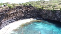 Sisi lain dari Broken Beach dengan tebing yang tinggi. Pengunjung diminta untuk tetap berhati-hati terutama saat mengambil gambar.