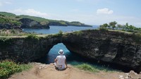 Bagian lain dari Broken Beach dengan lubang besar serupa terowongan.