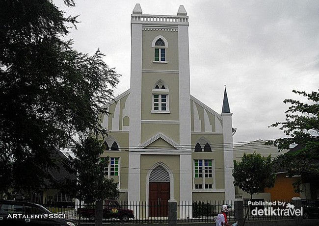 Natal Sambil Mengagumi Gedung Keuskupan Padang