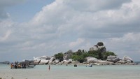 Keindahan Pantai Pulau Burung