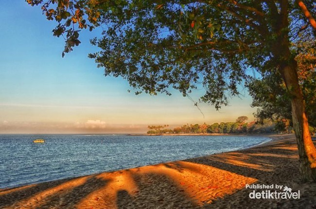 Pagi Hari di Pantai Senggigi Lombok, Cantik Banget!