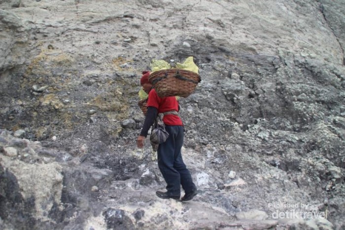 Pagi yang Basah di Kawah Ijen