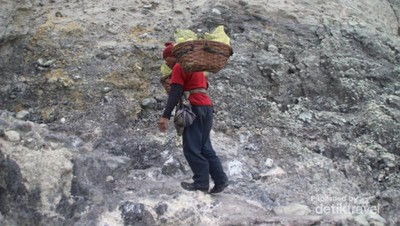 Pagi yang Basah di Kawah Ijen