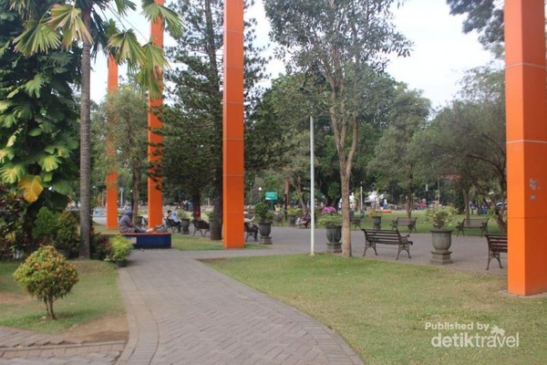 Bangku-bangku yang nyaman juga ditempatkan di lokasi yang pas sehingga dapat digunakan warga dan pengunjung alun-alun untuk beristirahat. Bangku-bangku yang nyaman juga ditempatkan di lokasi yang pas sehingga dapat digunakan warga dan pengunjung alun-alun untuk beristirahat.