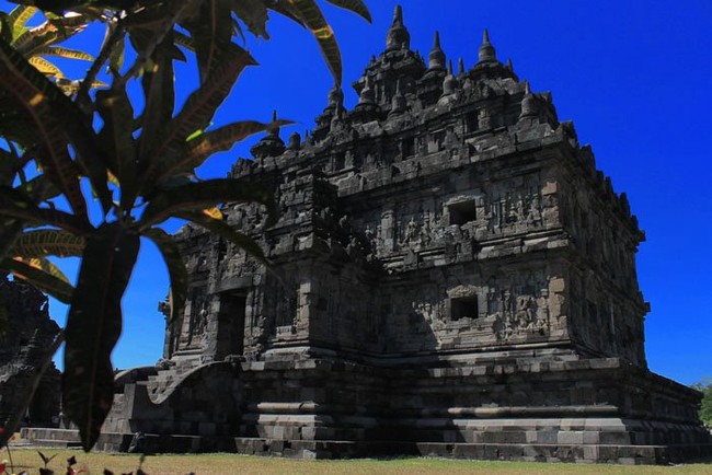 Panas Biru Terik di Candi Plaosan