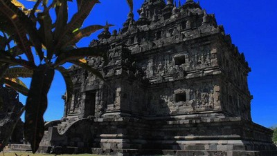 Panas Biru Terik di Candi Plaosan