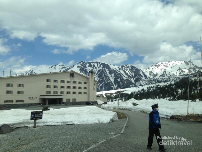 Panorama gunung Es di Tateyama, Jepang