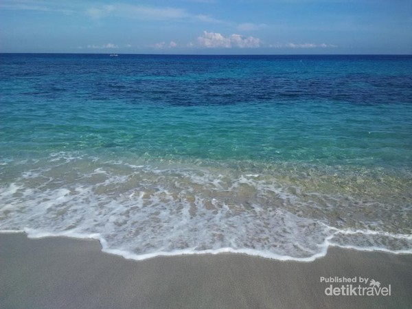 Pantai yang memiliki air sangat jernih ini terletak di Dusun Nipah, Desa Malaka, Kecamatan Pemenang, Lombok Utara
