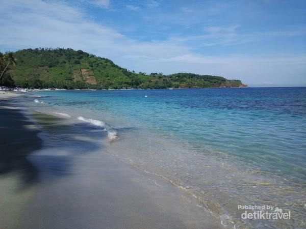 Suasana pantai yang jauh dari hiruk pikuk orang-orang benar-benar membuat hati merasa damai dan rasanya betah berlama-lama di pantai ini Suasana pantai yang jauh dari hiruk pikuk orang-orang benar-benar membuat hati merasa damai dan rasanya betah berlama-lama di pantai ini