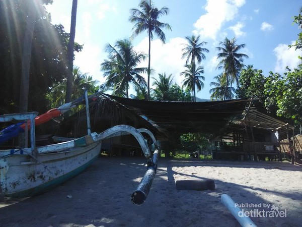 Lapar? Tenang, banyak warung berjejer di tepi pantai yang siap memanjakan lidah dengan hidangan ikan bakar dan plecing kangkung khas Lombok