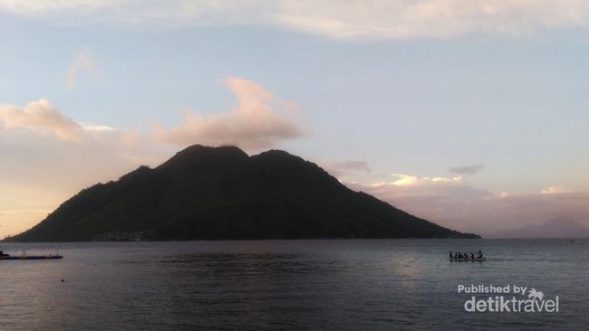 Pantai di Ternate Ini Cocok Banget Buat Bersantai