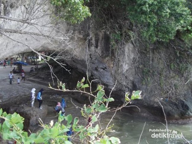Pantai Karang Bolong yang Semakin Apik