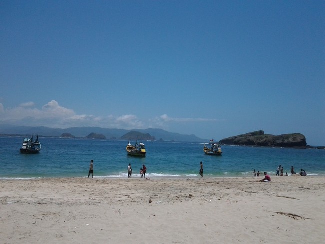 Pantai Papuma, Pesona Pasir Putih & 7 Karang Besar