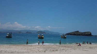 Pantai Papuma, Pesona Pasir Putih & 7 Karang Besar