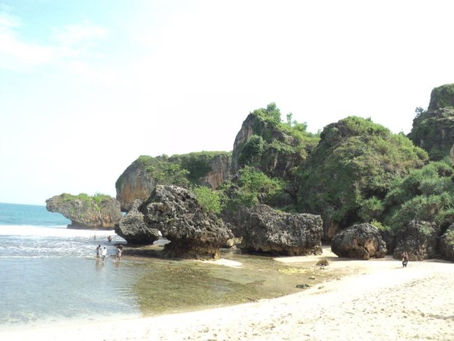 Pantai Siung, Ganasnya Tebing & Dahsyatnya Ombak di Gunungkidul
