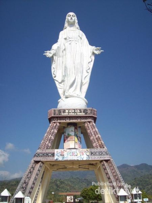 Patung Bunda Maria Segala Bangsa yang memiliki ketinggian 28 meter ini dibangun oleh Tarekat Pasionis yang bekerja sama dengan umat Katolik dan secara resmi dibuka sebagai tempat ziarah pada 31 Mei 2005. Patung Bunda Maria Segala Bangsa yang memiliki ketinggian 28 meter ini dibangun oleh Tarekat Pasionis yang bekerja sama dengan umat Katolik dan secara resmi dibuka sebagai tempat ziarah pada 31 Mei 2005.