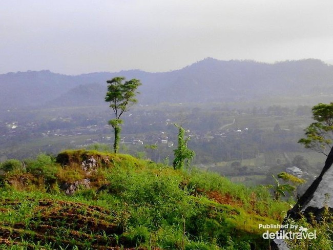 Pemandangan Keren dari Gunung Gamping, Karanganyar