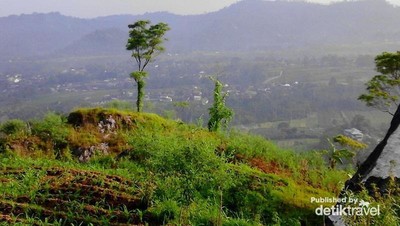 Pemandangan Keren dari Gunung Gamping, Karanganyar
