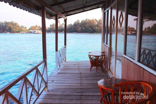Teras kamar di salah satu sudut rumah apung Karimun Jawa, begitu membuka pintu langsung dihadapkan dengan lautan jernih dengan ragam terumbu karang Teras kamar di salah satu sudut rumah apung Karimun Jawa, begitu membuka pintu langsung dihadapkan dengan lautan jernih dengan ragam terumbu karang