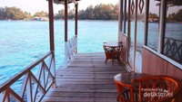 Teras kamar di salah satu sudut rumah apung Karimun Jawa, begitu membuka pintu langsung dihadapkan dengan lautan jernih dengan ragam terumbu karang