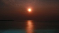 cahaya bulan bersinar terang hingga terefleksi diatas air laut yang berada tepat dibelakang kamar Saya