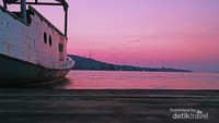 pukul 05.20 pagi, langit Karimun Jawa tampak berwarna ungu kemerahan, pemandangan pagi yang sungguh luar biasa tepat sebelum check out dari rumah apung untuk pulang ke Kota asal