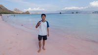 Pink beach yang sangat jarang kita temui di kebanyakan pantai