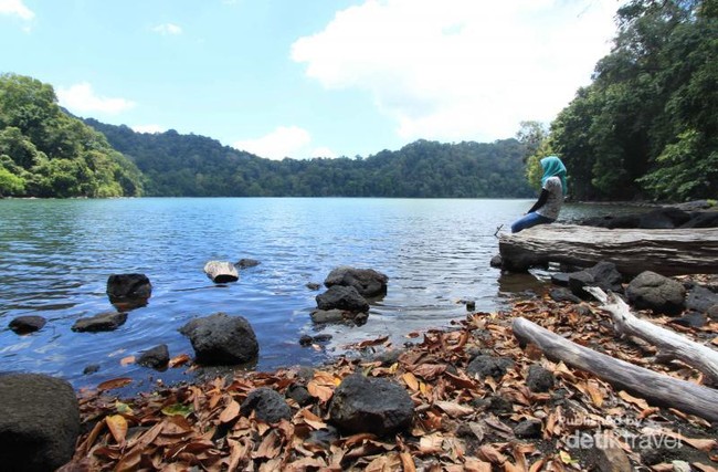 Percaya Gresik Punya Danau Secantik Ini?
