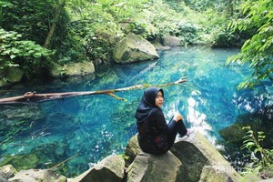Percaya Nggak Danau Sebiru Ini Ada di Sumedang?