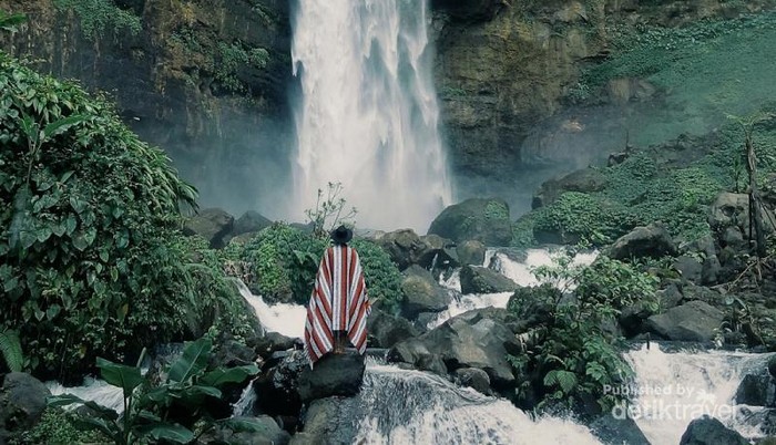 Pesona Air Terjun Kapas Biru yang Tersembunyi di Lumajang