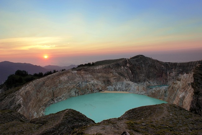 Pesona Danau Kelimutu Ada di Pagi Hari