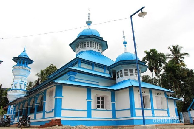 Pesona Masjid Tua di Tepi Danau Maninjau Sumbar