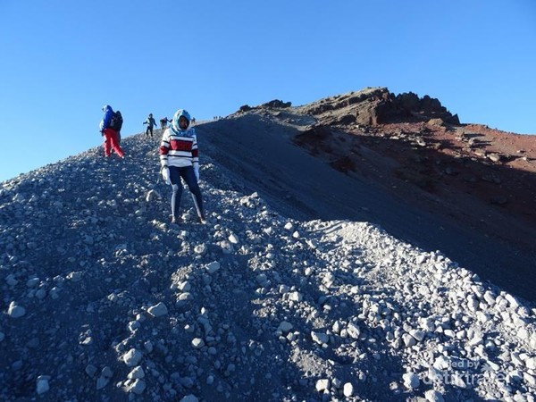 Jalur trekking terakhir menuju puncak Dewi Anjani, dengan kemiringan 70-80 derajat, penuh dengan pasir, kerikil serta batu-batu lepas yang harus ditempuh selama 50 menit, dimana kanan kiri adalah jurang. Sungguh menantang. Jalur trekking terakhir menuju puncak Dewi Anjani, dengan kemiringan 70-80 derajat, penuh dengan pasir, kerikil serta batu-batu lepas yang harus ditempuh selama 50 menit, dimana kanan kiri adalah jurang. Sungguh menantang.