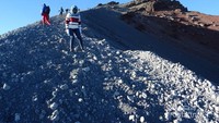 Jalur trekking terakhir menuju puncak Dewi Anjani, dengan kemiringan 70-80 derajat, penuh dengan pasir, kerikil serta batu-batu lepas yang harus ditempuh selama 50 menit, dimana kanan kiri adalah jurang. Sungguh menantang.