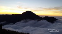 Sunset di Bukit Plawangan Sembalun. Luar biasa cantik.