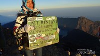 Sunrise di puncak Dewi Anjani di ketinggian 3.786 mdpl, teramat menakjubkan.
