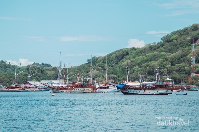 Potret Kapal Phinisi dan Pemandangan Eksotis Labuan Bajo
