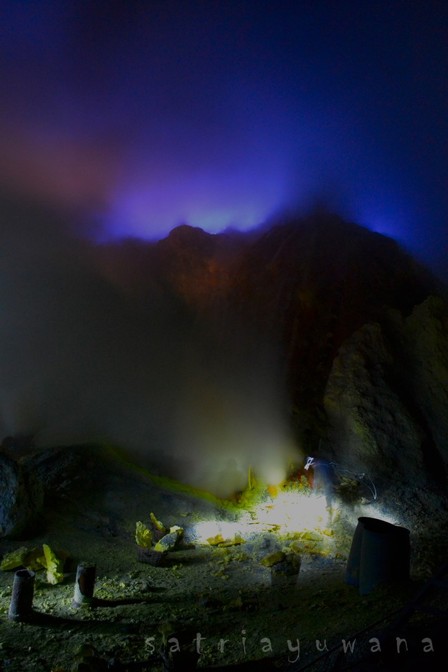 Potret Kehidupan & Keindahan di Kawah Ijen