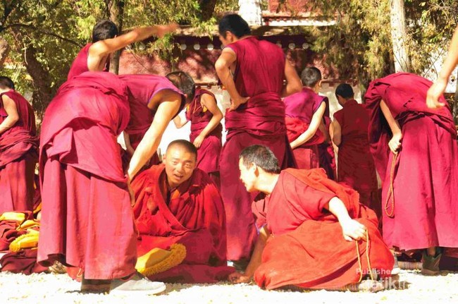 Potret Kehidupan Para Biksu di Tibet