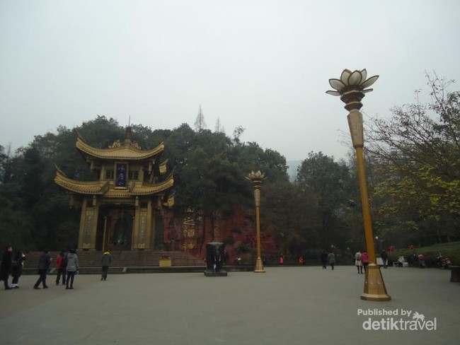 Potret Kuil Baoguo di Gunung Emei, China