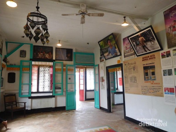 Bangunan museum ini adalah sebuah rumah tua berusia ratusan tahun yang dialihfungsikan oleh Andrea Hirata, selain itu beliau juga memanfaatkan warga setempat untuk mengelola museum Bangunan museum ini adalah sebuah rumah tua berusia ratusan tahun yang dialihfungsikan oleh Andrea Hirata, selain itu beliau juga memanfaatkan warga setempat untuk mengelola museum