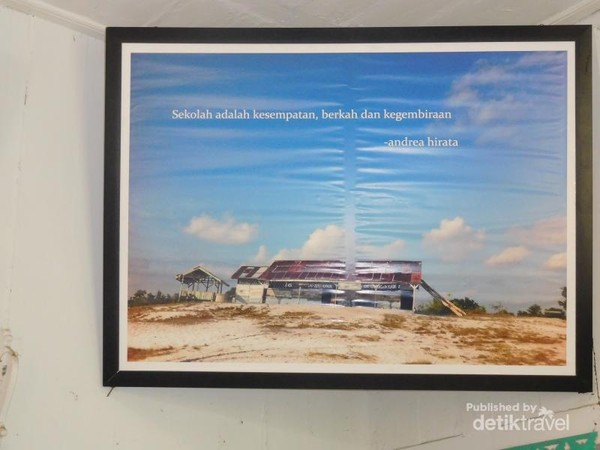 Ini adalah gambar replika dari Sekolah Dasar Muhammadiyah Gantong tempat Andrea Hirata dan teman-temannya yang ada di potongan novel Laskar Pelangi. Seperti yang kita tahu, ia sangat menghargai sekali sekolah dan ilmu pengetahuan Ini adalah gambar replika dari Sekolah Dasar Muhammadiyah Gantong tempat Andrea Hirata dan teman-temannya yang ada di potongan novel Laskar Pelangi. Seperti yang kita tahu, ia sangat menghargai sekali sekolah dan ilmu pengetahuan