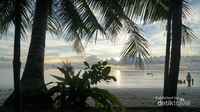 Potret Senja di Pantai dengan Pasir Terhalus Sedunia