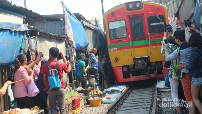 Potret Stasiun dan Pasar Unik di Thailand