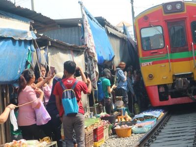 Potret Stasiun dan Pasar Unik di Thailand