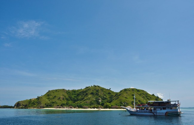 Pulau Transit di Flores Ini Seindah Surga!
