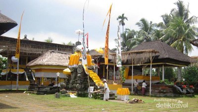 Pura Penataran Sasih Konon Punya Pecahan Bulan